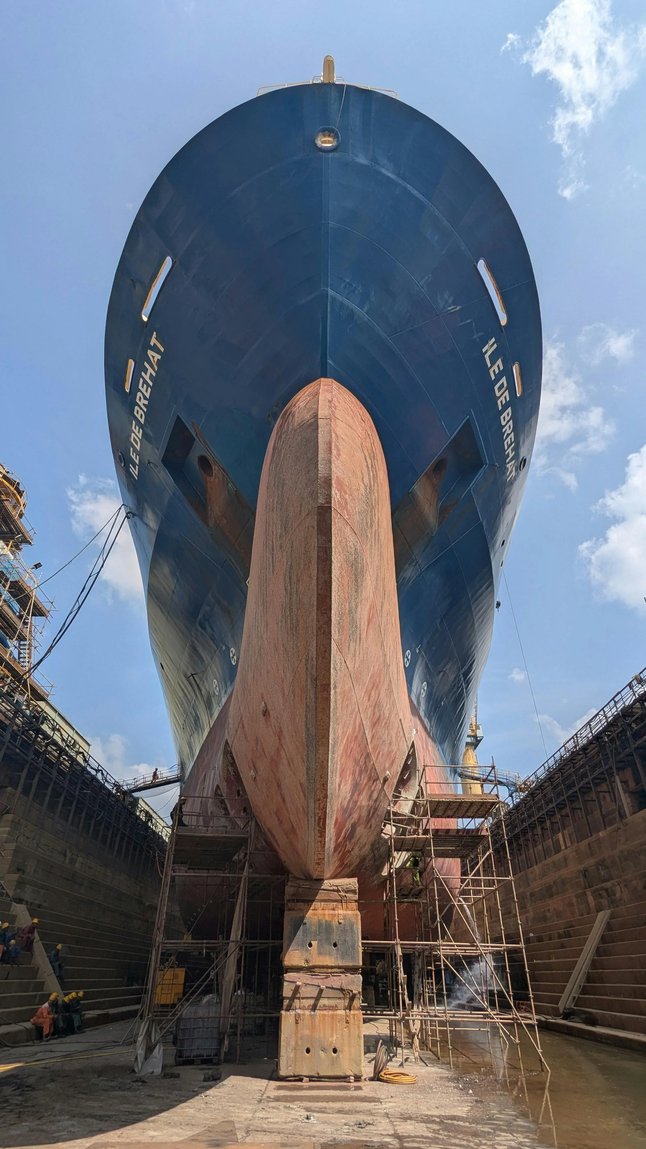Astillero con barco en construcción