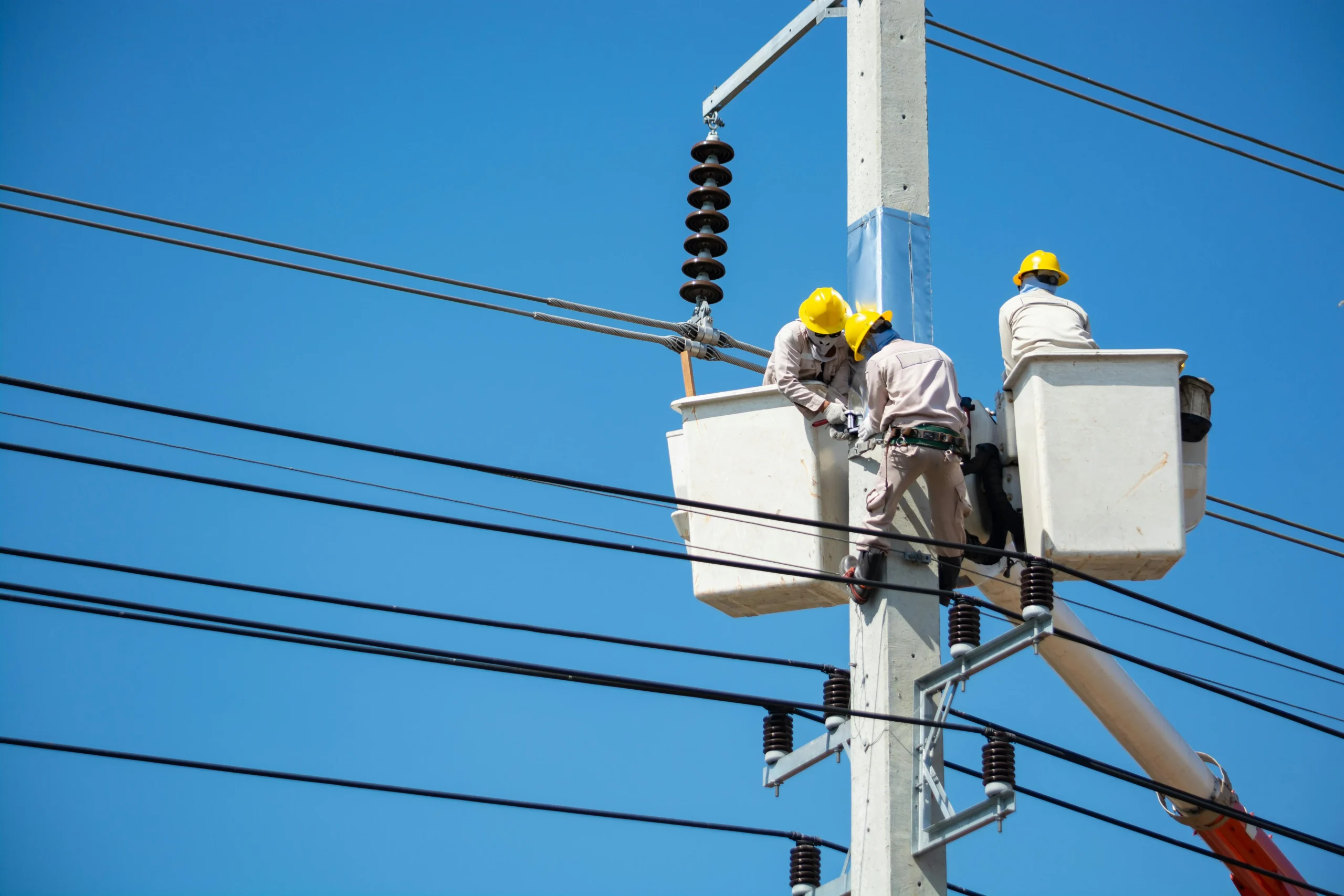 Electricista profesional reparando un cuadro eléctrico