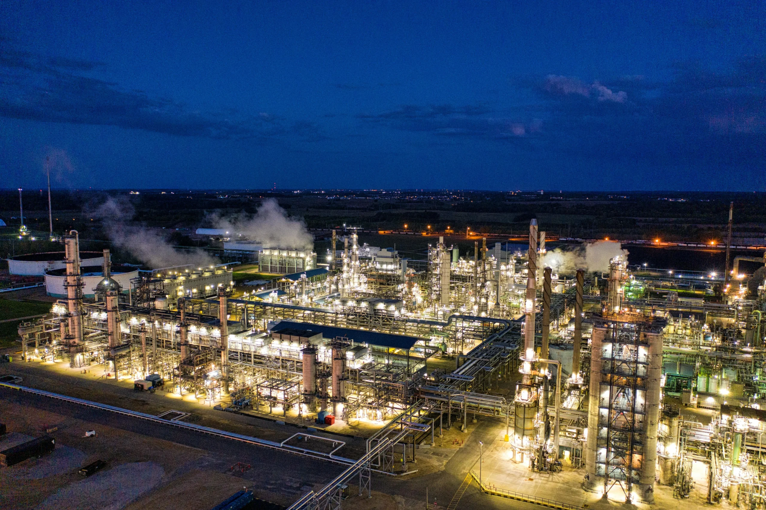 Refinería petroquímica con torres y tuberías